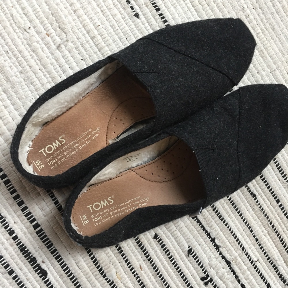 Fleece-lined TOMS, size 8